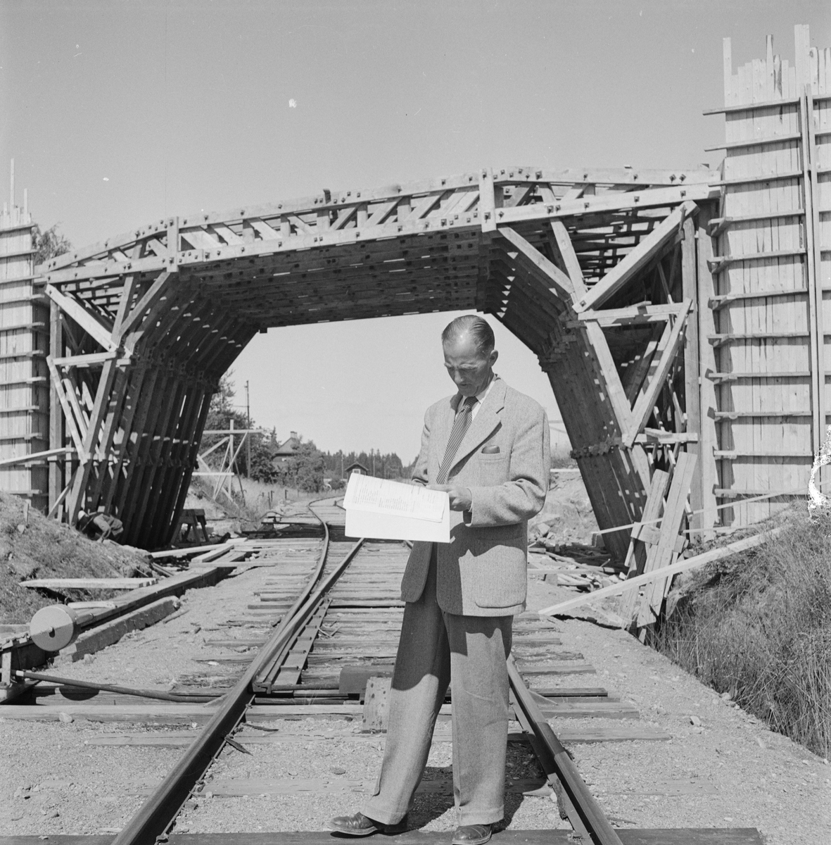 Vägdagen - man på järnvägsspår, Uppland 1954