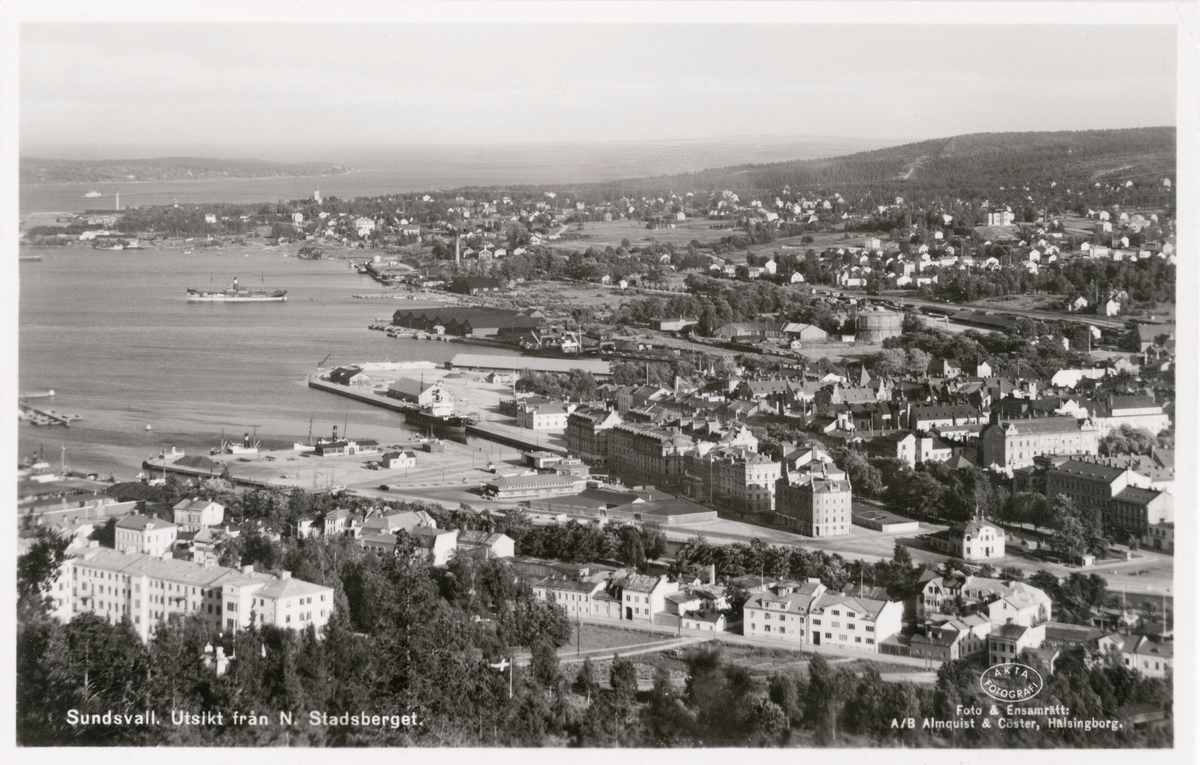 Vy över hamninloppet. Text på vykortet "Sundsvall. Utsikt från N. Stadsberget."