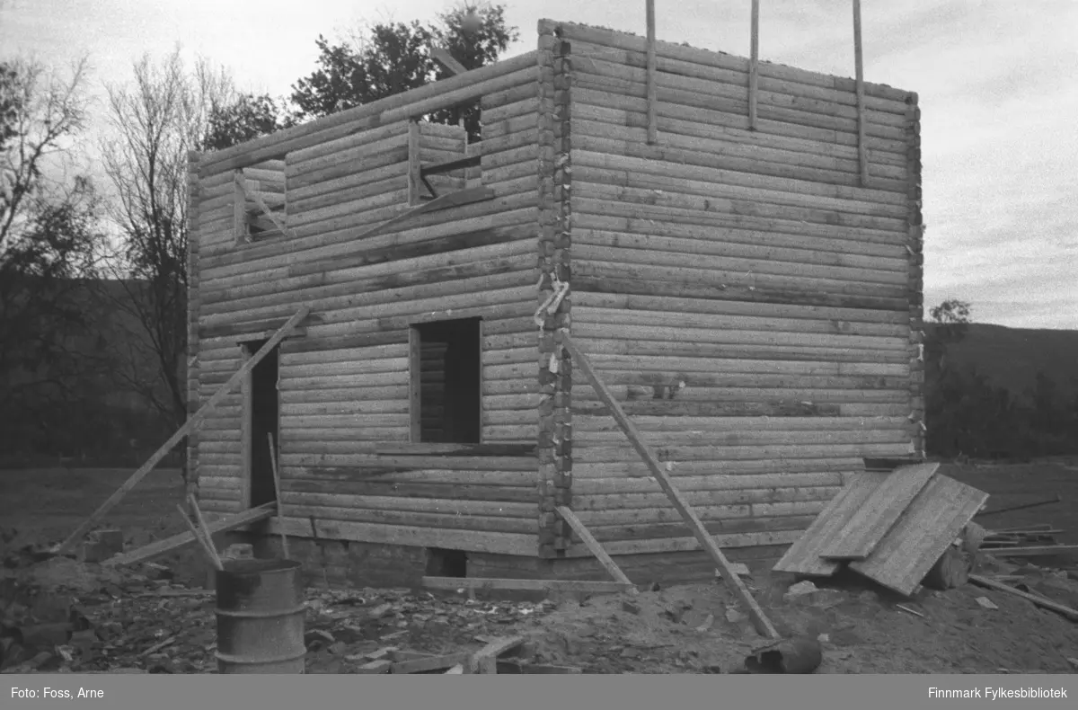 Et gjenreisningshus under bygging ved Tana bru området i juli 1946.