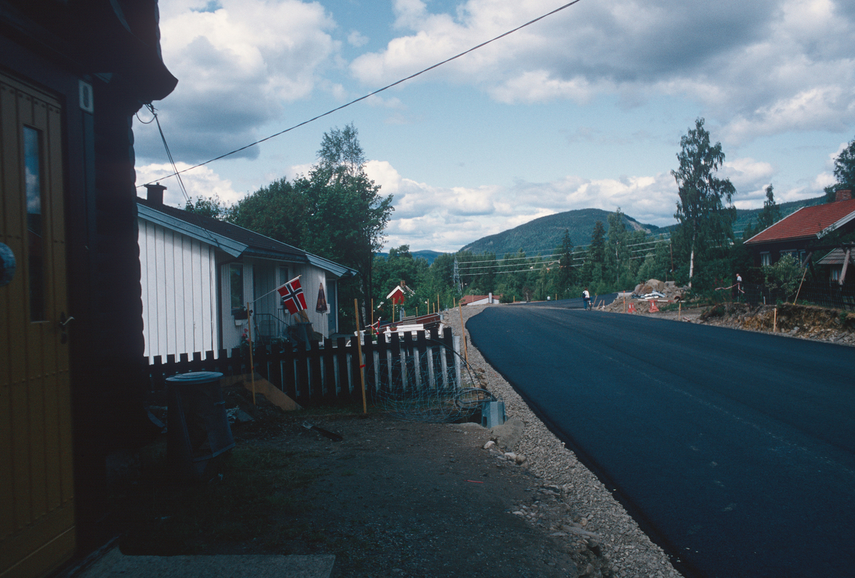 Lillehammer.  Maihaugvegen nord for Bankgata under anlegg (Nybu-forbindelsen).  Nylagt asfalt.  Maihaugvegen 18 og 20 til venstre.  Sett mot nord.