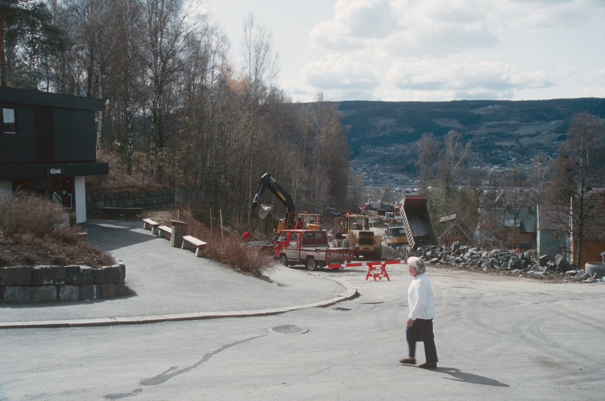 Lillehammer.  Maihaugvegen under anlegg for å bli en del av Østre omkjøringsveg.  Anleggsmaskiner.  Sett mot sør-vest fra inngangspartiet på Maihaugen.