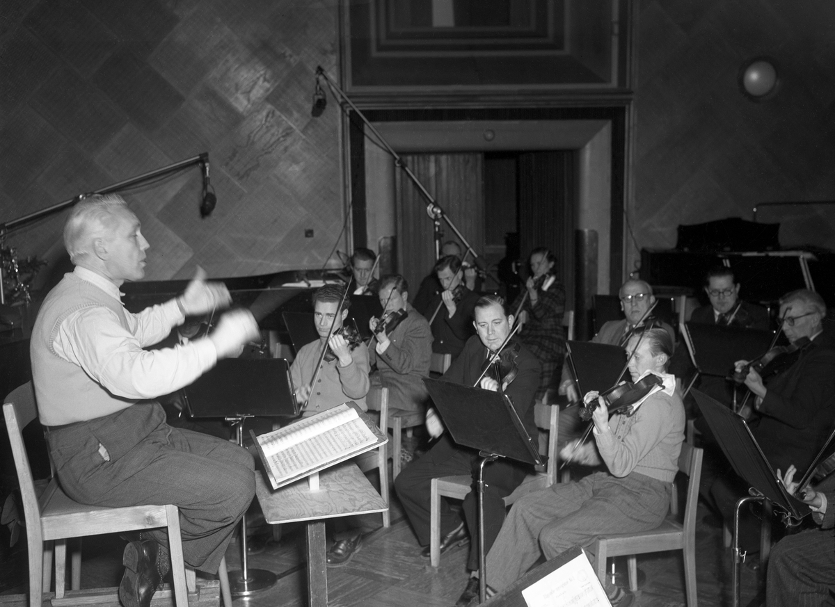 Øivin Fjeldstad - norsk dirigent og fiolinist. Her dirigerer han et orkester.