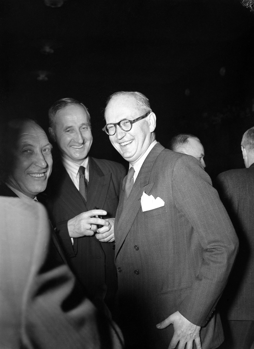 Utenriksminister Halvard Lange til høyre sammen med ukjente personer i 1951 .