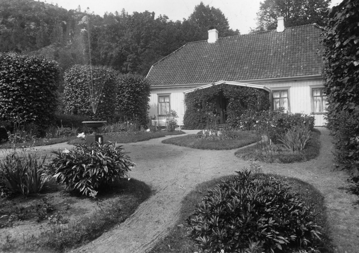 Rørvik-gård, huset og hagen. Kragerø, Juli 1916