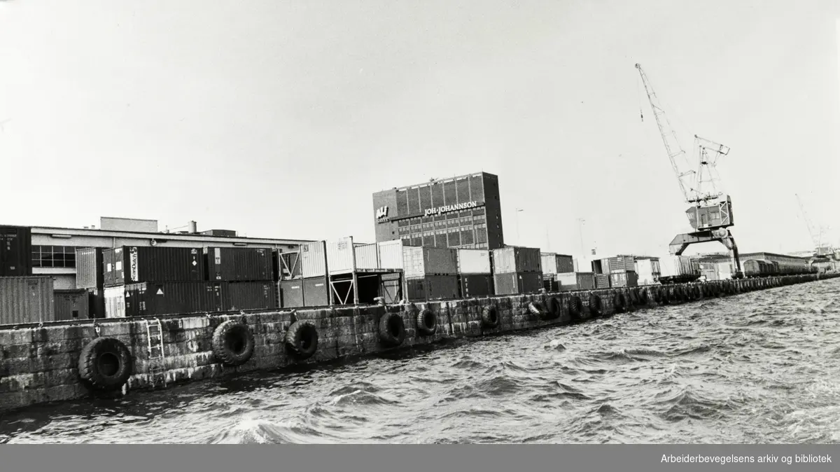 Havna. Containertomta og kaffebygget til Joh. Johannson. September 1980
