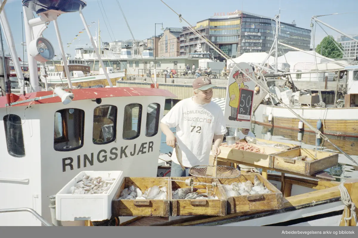Oslo: Havna. Diverse stemningsbilder. Joakim Gundersen (19 år) har vært fisker i 4 år og stortrives i jobben. 12. juli 1996