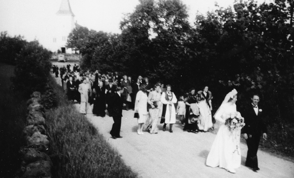 Frå bryllupet tll Kristina Kartevoll (1920 - ) og Arne Bryne (1917 - ). Brurefylgjet på veg frå kyrkja til Ungdomshuset der bryllupsfesten fann stad.