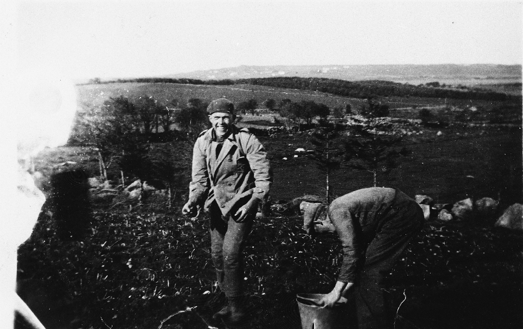 Eple(potet)henting hos Erik Holen. Til v. Alfred Kartevoll (1911 - 1976) og drengen Magnus.