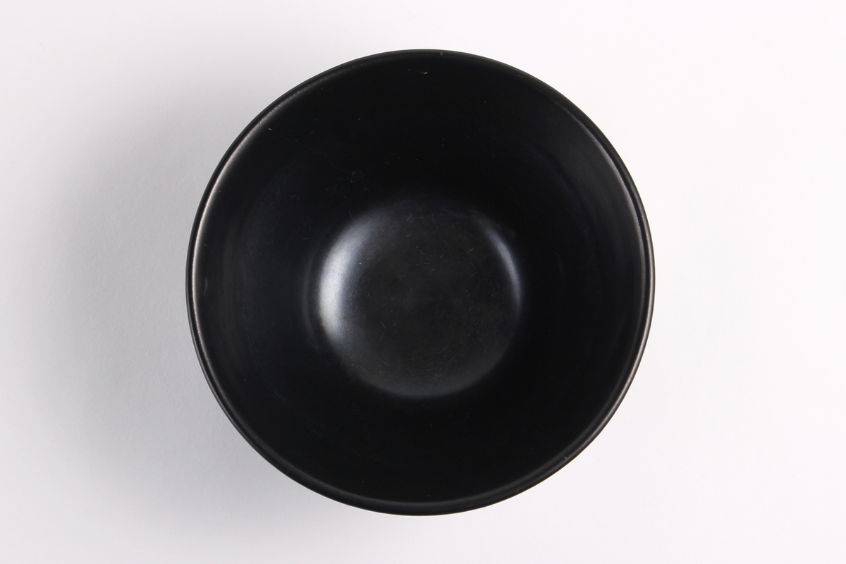 Rund og liten skål med sort, matt glasur.