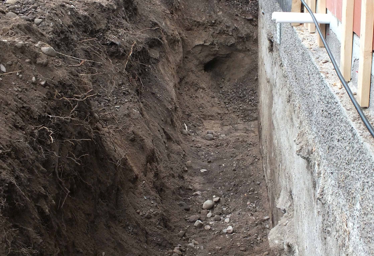 Arkeologisk schaktningsövervakning, djupt schakt vid västra sidan, i kanten åsgrus på 0,8 meters djup, Gamla Uppsala. Uppsala 2018