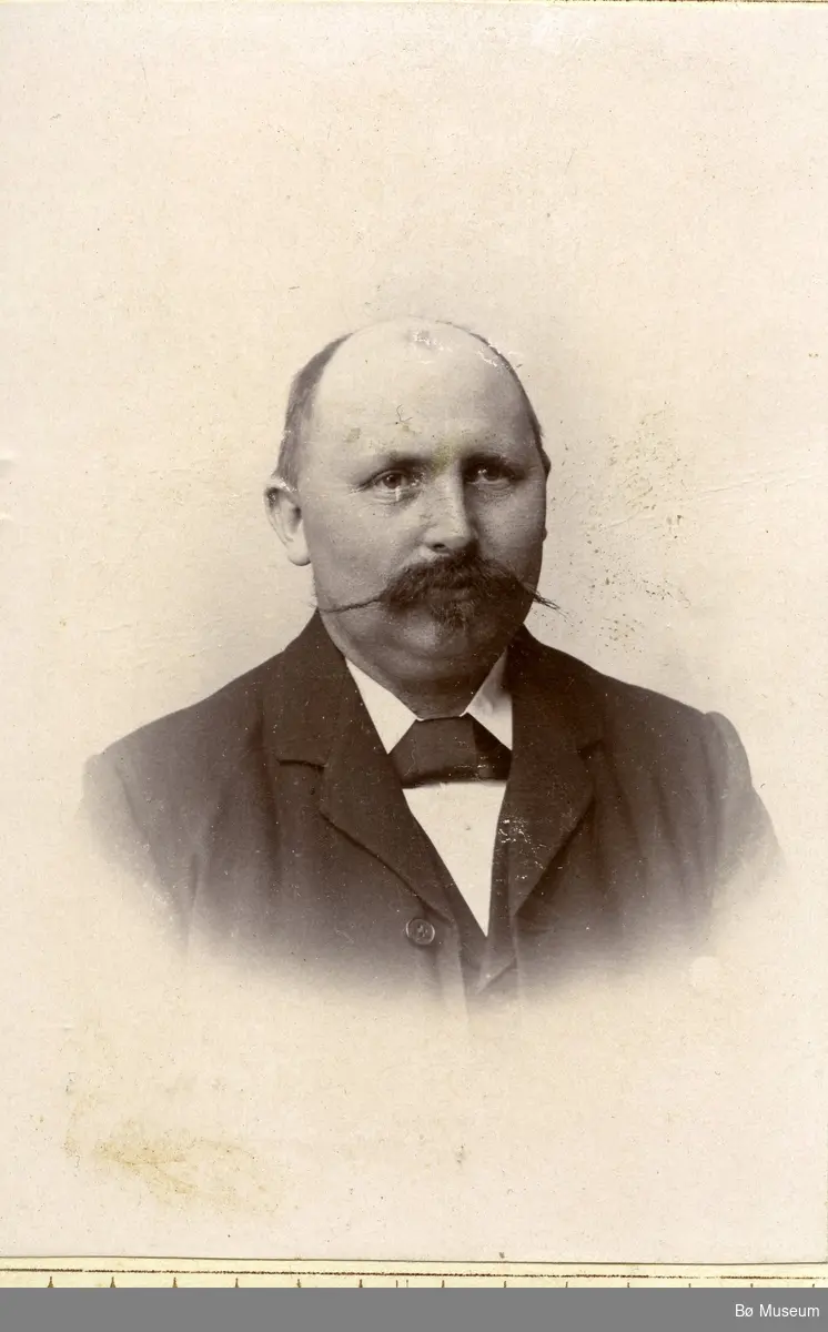 Portrettfoto av mann med bart.