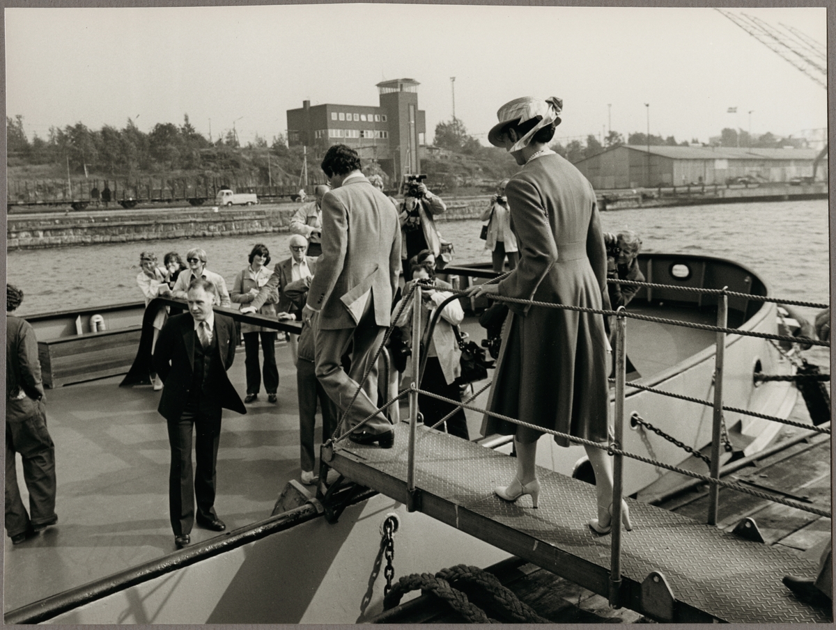 Kung Carl den XVl Gustaf och Drottning Silvia går ombord på Trafikaktiebolaget Grängesberg - Oxelösunds Järnvägar, TGOJ:s bogserbåt "Simson", som ligger förtöjd vid kajen i Oxelösunds hamn den 9 september 1980.
