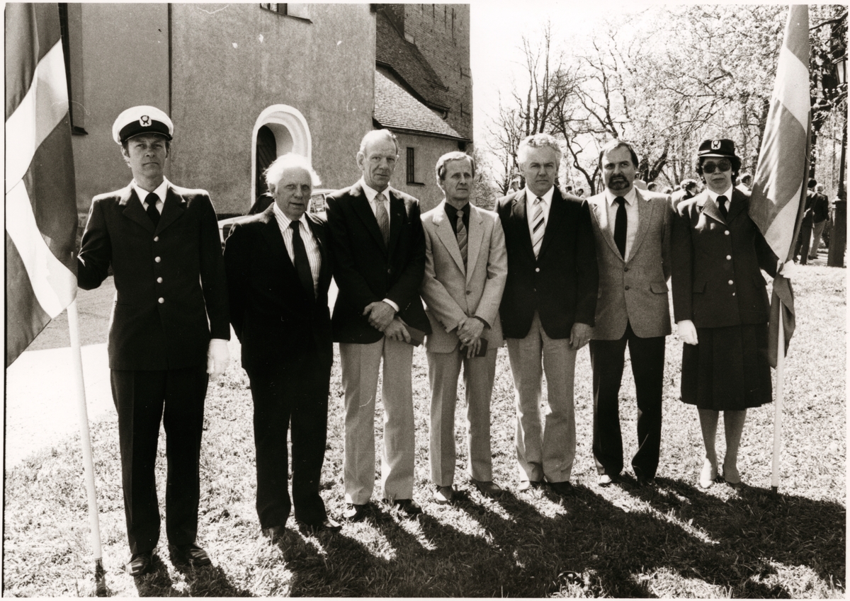 Trafikaktiebolaget Grängesberg - Oxelösunds Järnvägar, TGOJ-dagen. Personal samlad för en gruppbild med fanbärare Ulf Nilsson och Ingeborg Jakobsson utanför Fors kyrka i Eskilstuna 14 maj 1982.
