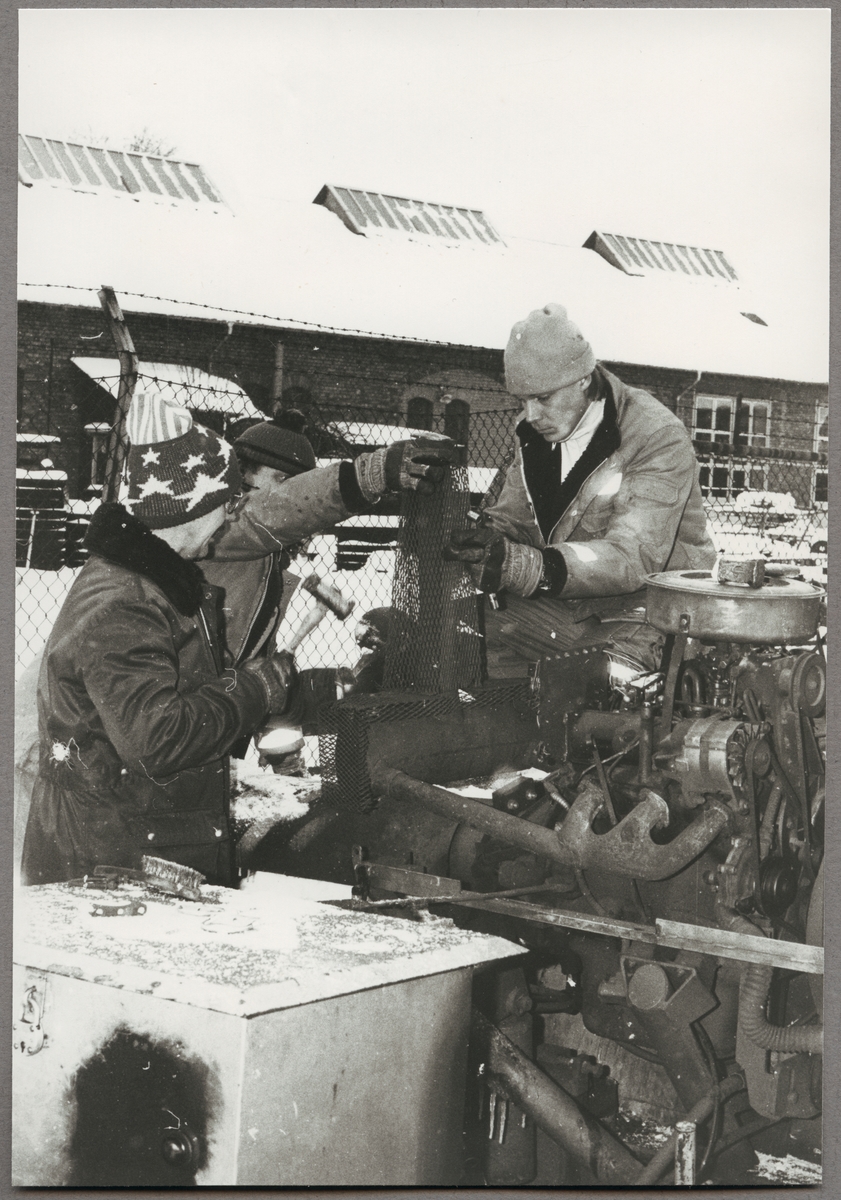 Reparation av en snösopmaskin av Hasse Pettersson, Krister Dahlman (i mitten) och Tomas Larsson under "köldveckan" i januari 1987 vid Trafikaktiebolaget Grängesberg–Oxelösunds järnvägar, TGOJ.