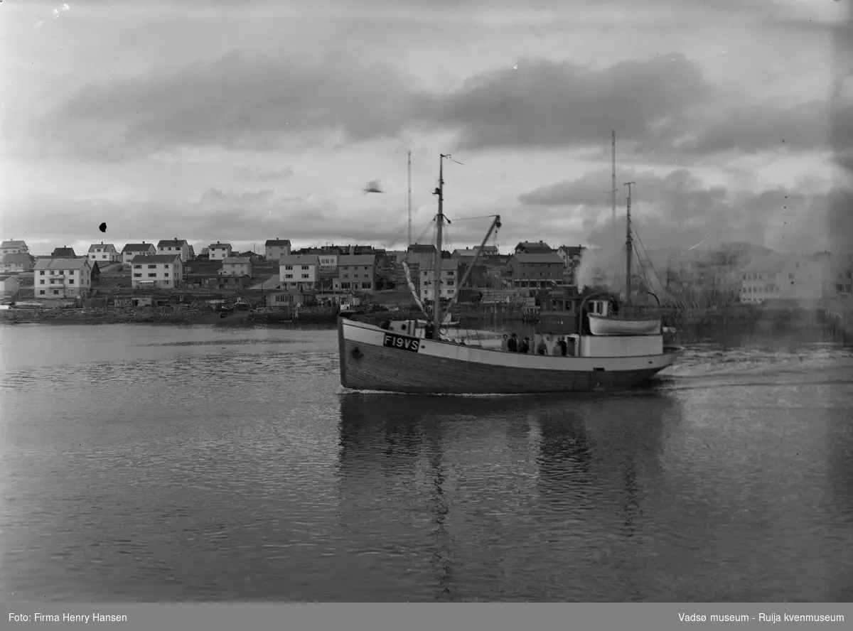 Vadsø 16.9.1951, fiskebåt på havna, på tur mot vest, del av indrebyen i bakgrunnen. Båten er MK "Stein Odin", kjennetegn F19VS, eid av brødrene Magnus og Thoralf Ballo, Vadsø.