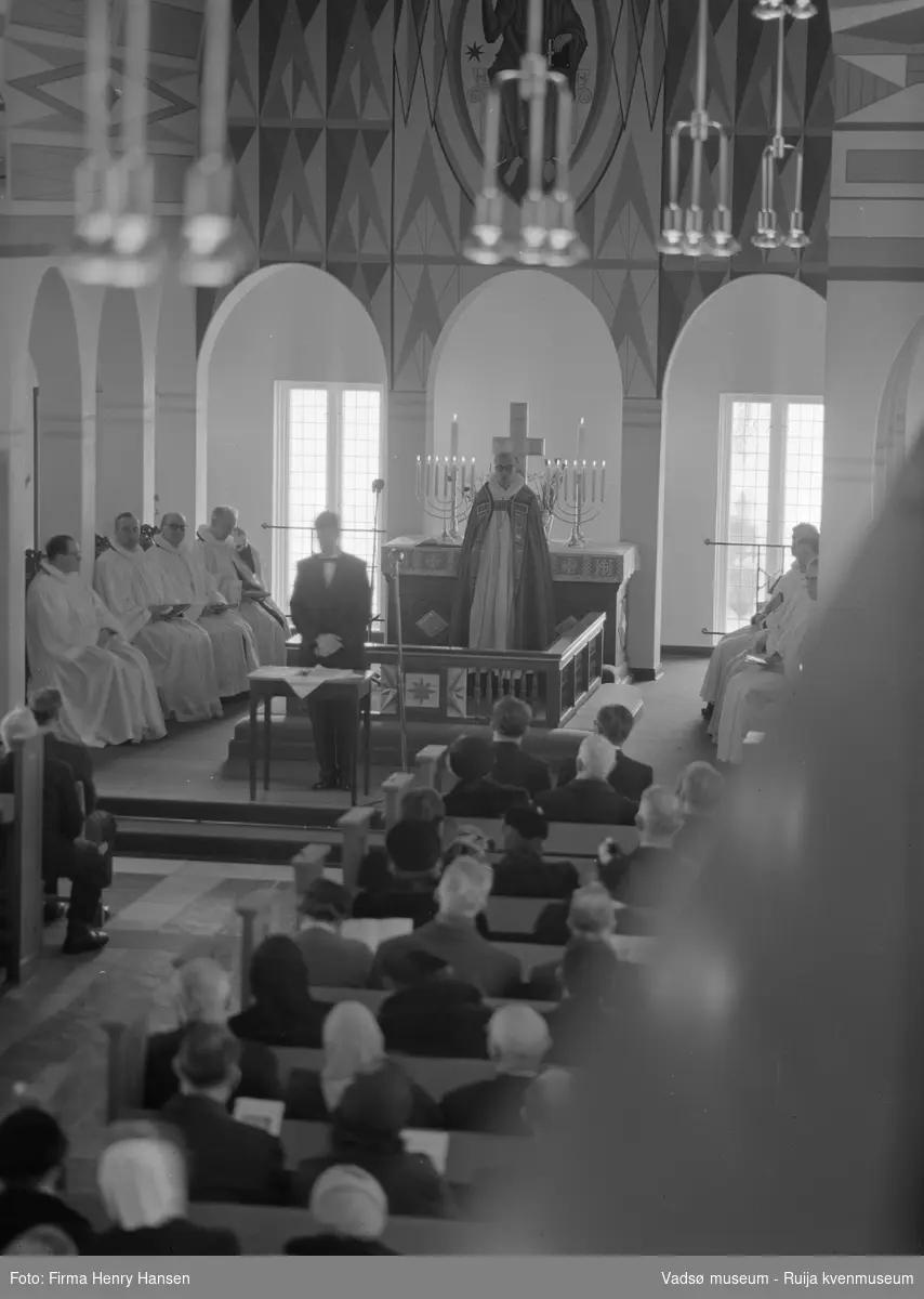 Vadsø kirke, gudstjeneste ved kirkeinnvielsen 30. mars 1958. Kirka ble vigslet av biskop Alf Wiig.