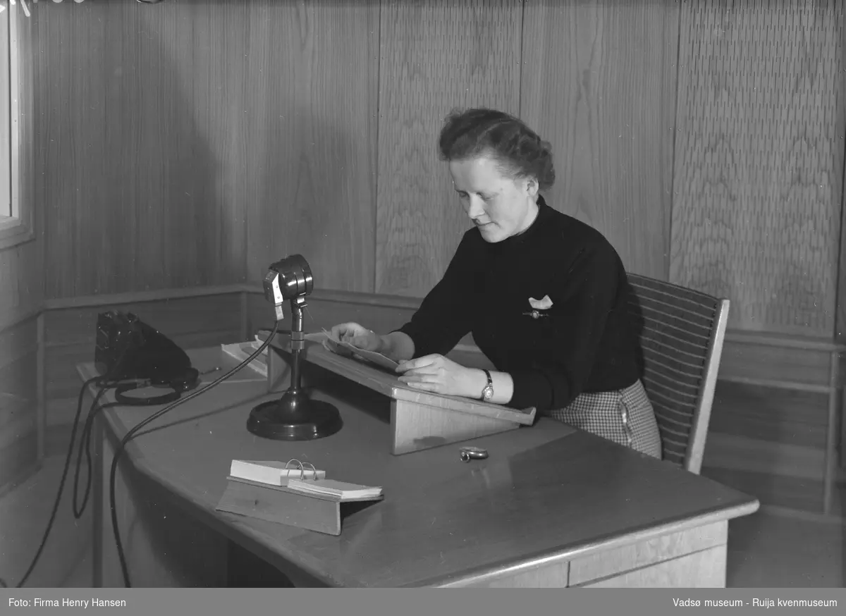 Finnmark Kringkasting, Vadsø, 1953. Programsekretær Anna Dahl Johnsen.
Finnmark kringkasting oppført 1948-1949. Arkitekt MNAL Henrik Kjær. Bygget ble innviet 15.09.1949
