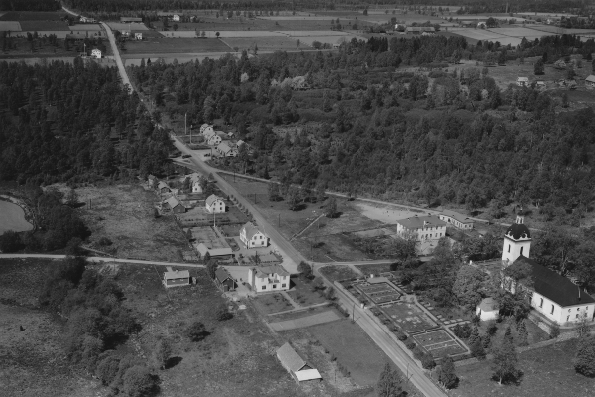 Flygfoto över Linderås i Tranås kommun. Nr R 642.