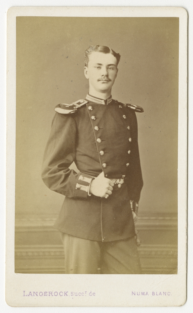 Porträtt av Carl Bror Skogman Munck af Fulkila, underlöjtnant vid Jönköpings regemente I 12.

Se även bild AMA.0008036, AMA.0013857 och AMA.00013860.