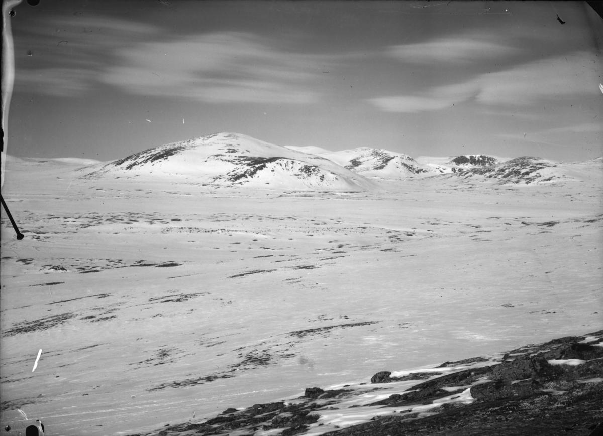 Oversiktbilde over snøfjell antatt ved Hjerkinn, Dovrefjell