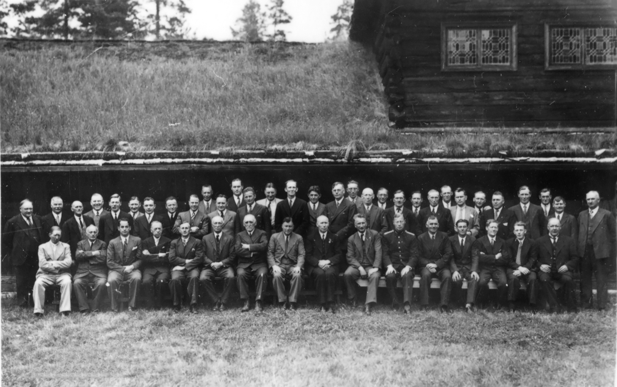 Fest etter åpning av Nybrua 1936.Gruppebilde.Mange menn foran Stemsrudstua.