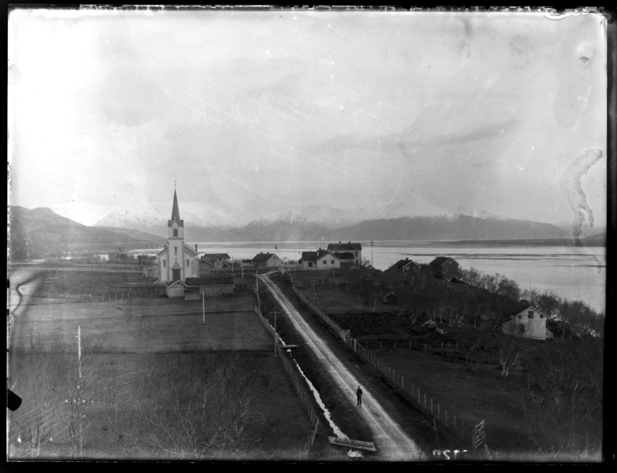 Langnes fotografert fra fjellkanten rundt 1900. Den gamle Tana kirke ble brent ned av tyske soldater i 1944.