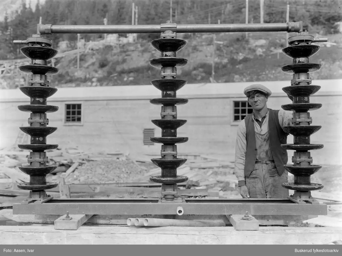 Bygging av kraftverket Nore I 
I 1915 begynte arbeidet med å demme opp Tunhovdfjorden, dammen ble ferdigstilt i 1920. Da denne var ferdig begynte byggingen av selve vannkraftverket. Kraftverket stod ferdig i 1927, og produserte strøm året etter.Ved ferdigstillingen var Nore I det største kraftverket i Nord-Europa.
Transformator