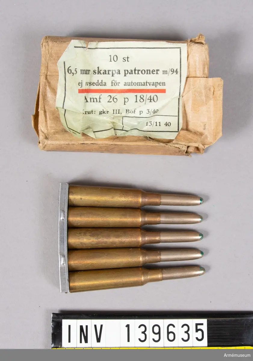 6,5 mm skarpa patroner m/1894, 5 st i laddram i paket.
Ej avsedda f automatvapen (grön spets).