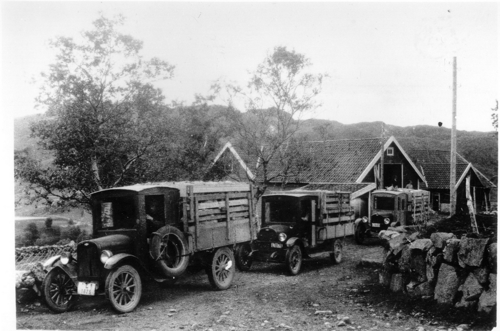 Første biltransport med sau til heis i Sirdal.
Tre lastebilar med sau står i gardsrommet hos Sven Søyland.
Lastebilane frå venstre: L-1875 Chevrolet 1925, L-1879 Chevrolet 1926. Bakerste ikkje identifisert.