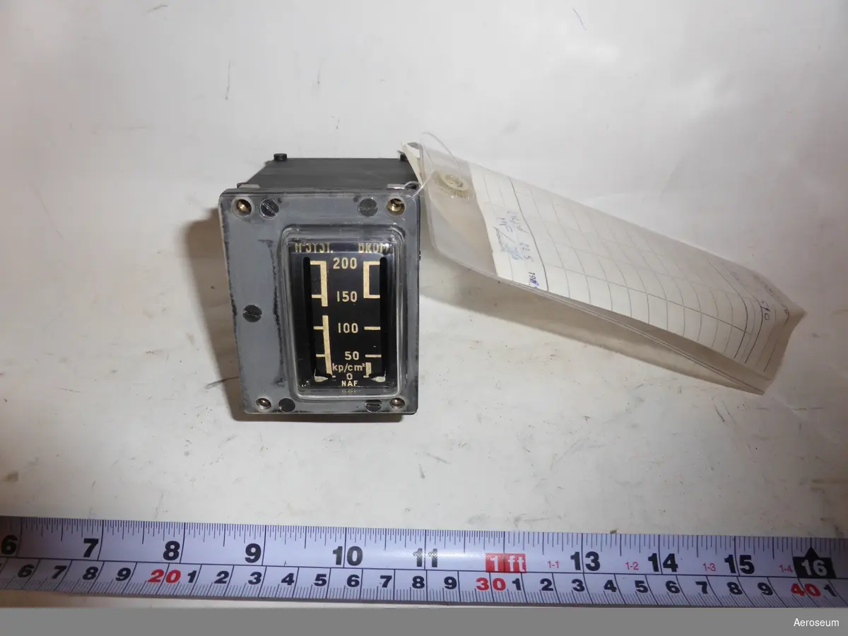 En 2-visarmanometer för bromstryck, tillverkad av SAAB. På instrumentet finns det en fastklistrad etikett där det står: "2 Hkp div 8 4-0 5-T".
