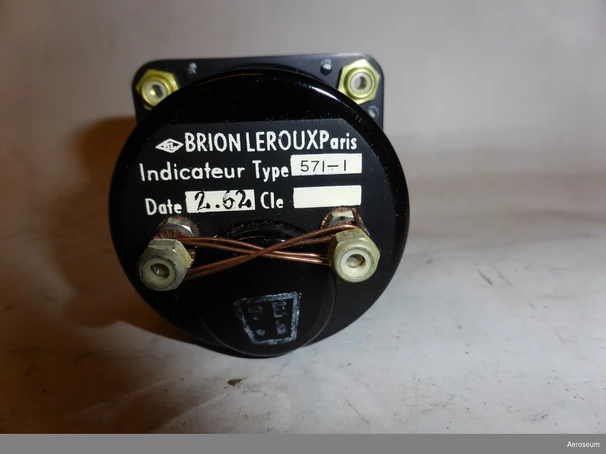 En voltmeter, tillverkare är Brion Leroux, Paris. Instrumentet ligger i original pappkartong, är i originalskick och oanvänd. Tillverkad 1962.