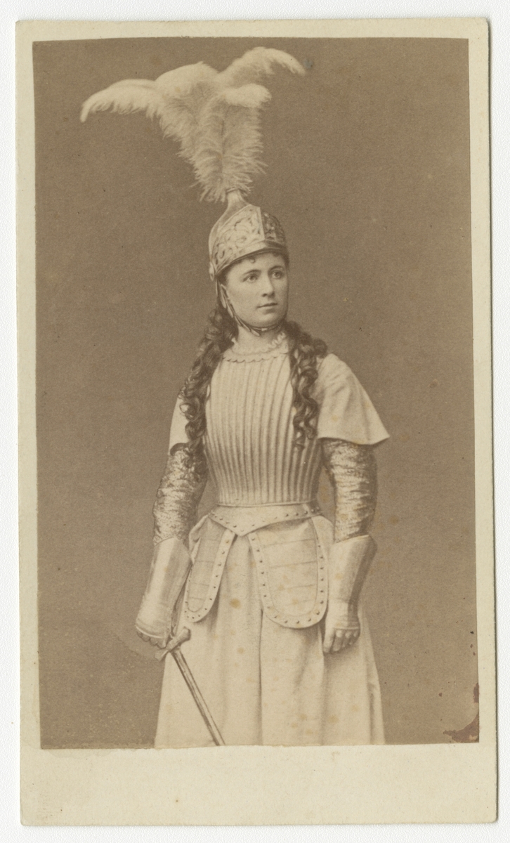 Porträtt av skådespelerskan Gurli Åberg, troligen i rollen som Jeanne d´Arc i "Jungfrun av Orleans" av Friedrich Schiller.