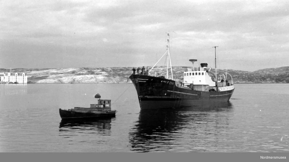 Foto fra fartøyet Masi ved Storvik mekaniske verksted i Kristiansund. Fotograf er Nils Williams. Fra Nordmøre museums fotosamlinger.