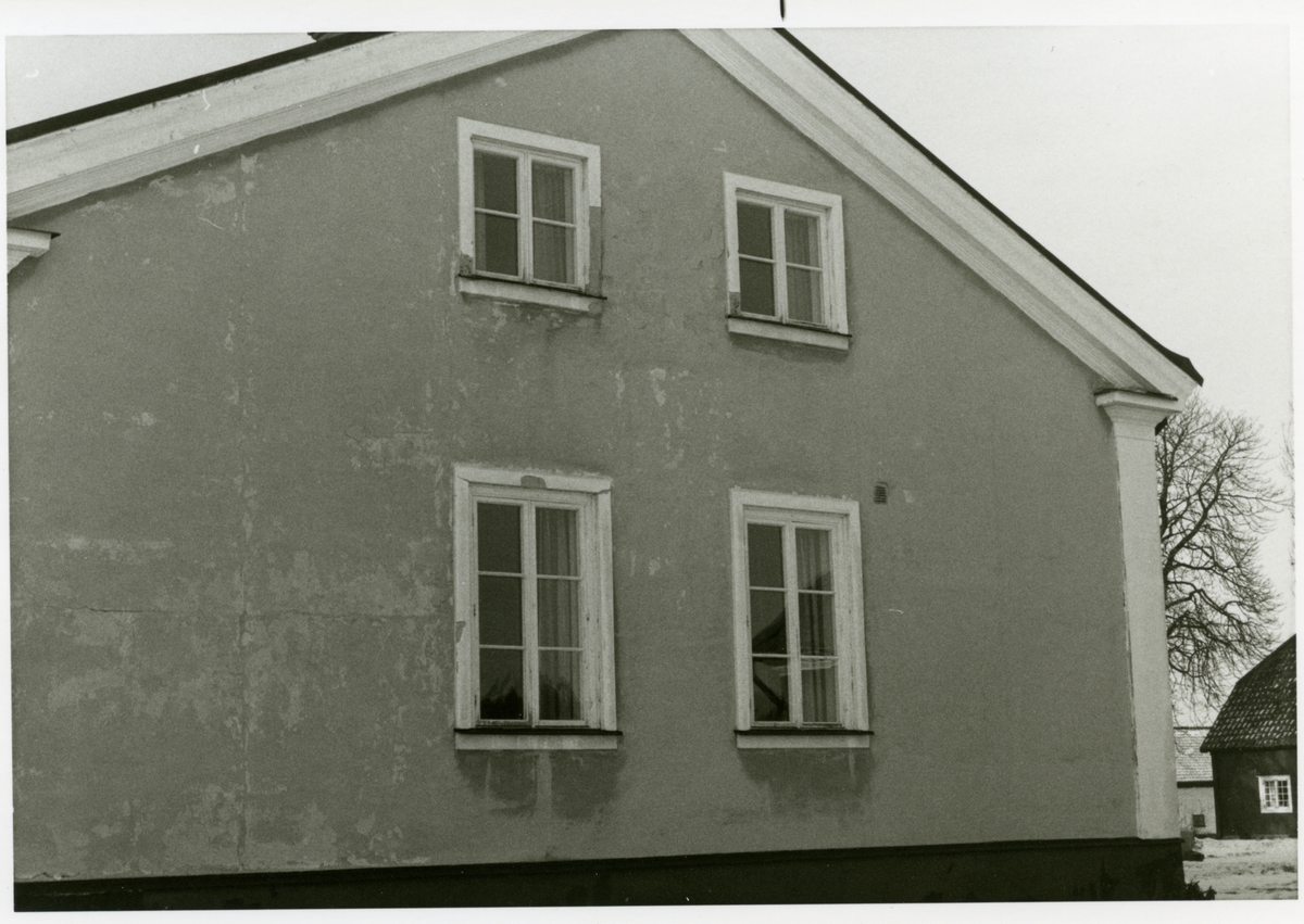 Irsta sn, Brunnby gård.
Fasad av gavel, 1976.