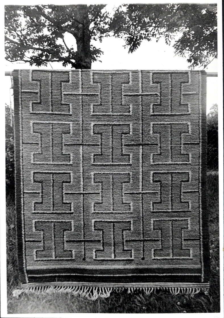 Foto (svart/vitt) av en flossa(?)matta med geometriskt mönster. 

Inskrivet i huvudbok 1983.