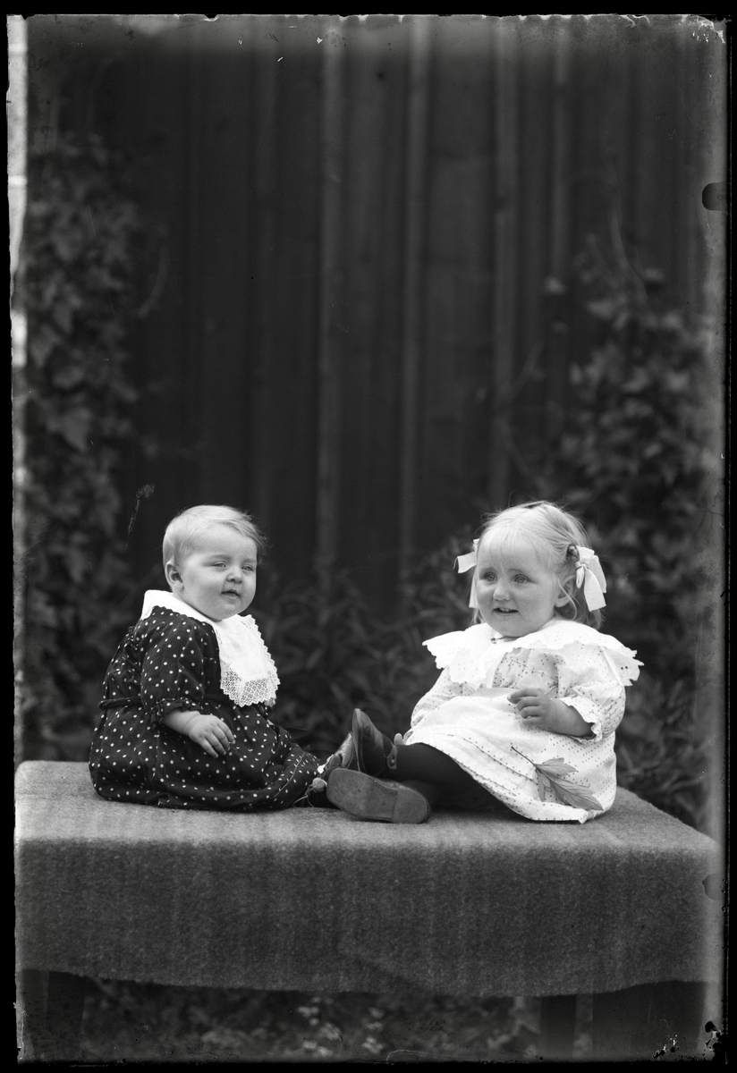 Signe Svensson och Anna Andersson som barn - Västergötlands museum ...