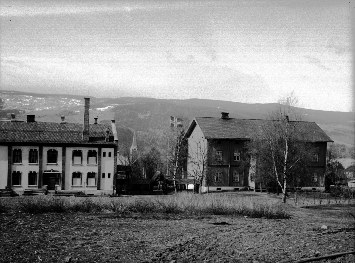 Repro: Lillehammer sykehus etter utvidelse med bygg for "sindslidende", 1900