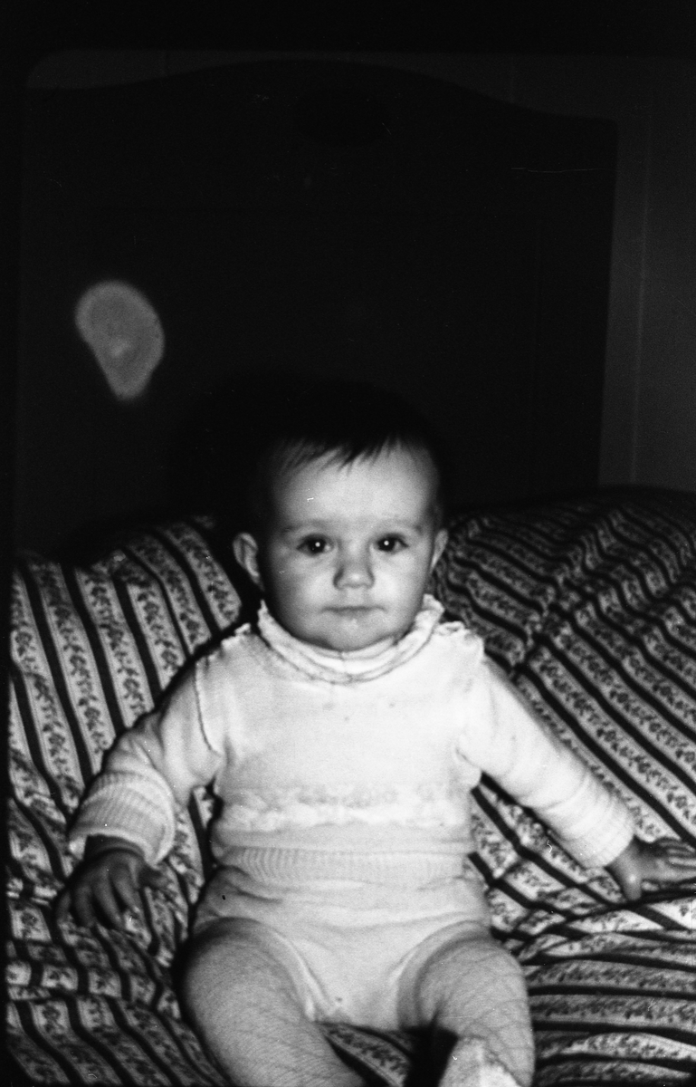 Portrett av et uidentifisert barn. Seks bilder.