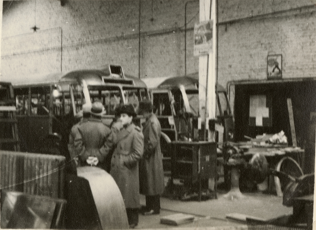 Text i fotoalbum: "AIHS studiebesök vid Scania Vabis 5.2.1928. Kanonfabriken."