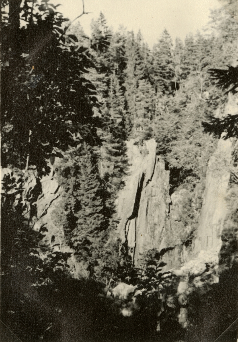 Text i fotoalbum: "Fältövningar i Hedemora 18.-24.8.1938. Gamla gruvhål vid Kärrgruvan."
