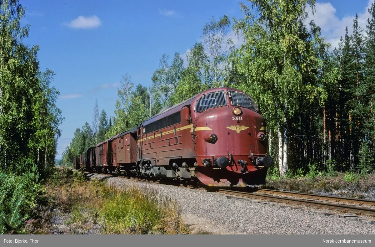 Diesellokomotiv Di 3 611 med sørgående godstog 5082 sør for Elverum