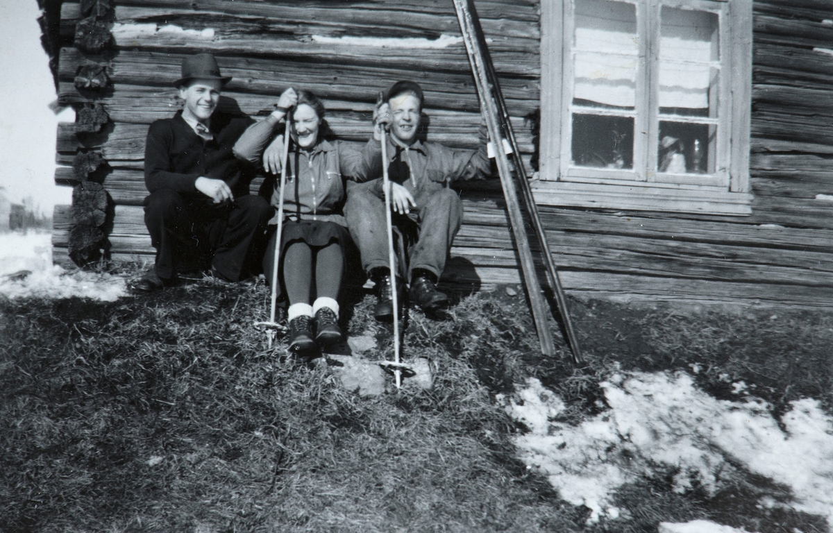 Nystua unna Myhre, Ottestad, våren 1939. F.v. Harald Stensby, Aasta Kristiansen g. Myhre, Nils myhre.