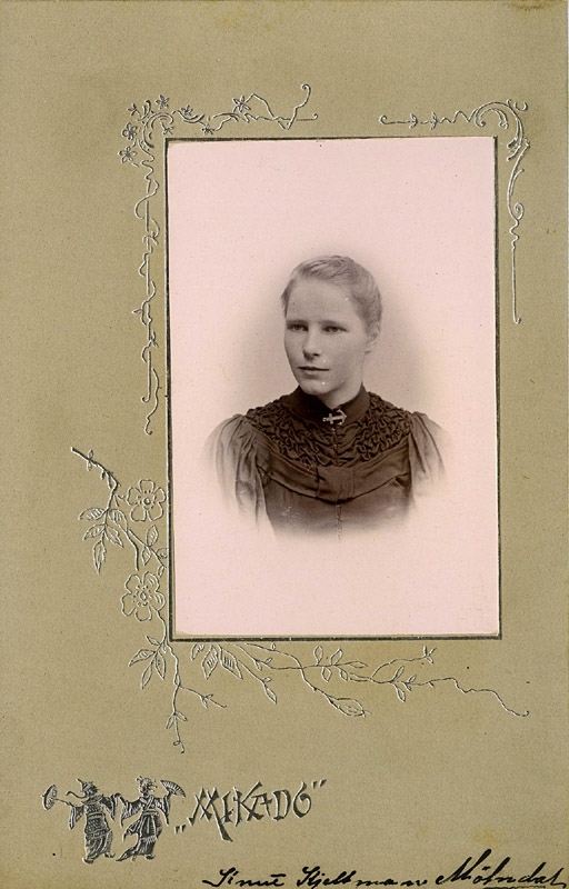 Ateljéporträtt av Gerda Larsson (född Zackrisson i Tulebo 1882, död 1920 i Sporred). Hon var gift med Emil Larsson, Sporred.