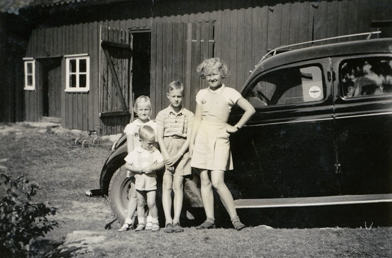 Syskonen Lagerman poserar framför en bil, okänt årtal. De är på Sporred Tvärgården som föräldrarna ägde under 1930-talet och sålde 1938. Från vänster: 1. flickan Lagerman. 2. minstingen Fredrik  Lagerman. 3. Magnus Lagerman. 4. Margareta Lagerman.