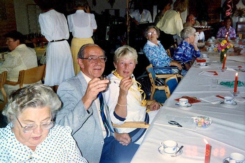 Kräftskiva i Brattåsgårdens matsal cirka år 1990.
Från vänster: 1. Okänd. 2. Okänd. 3. Okänd. 4. Elin Jansson i blå blommig klänning. 5. Valborg Nilsson, ansiktet bortvänt.
I bakgrunden i gul kjol, Margit Antonsson.