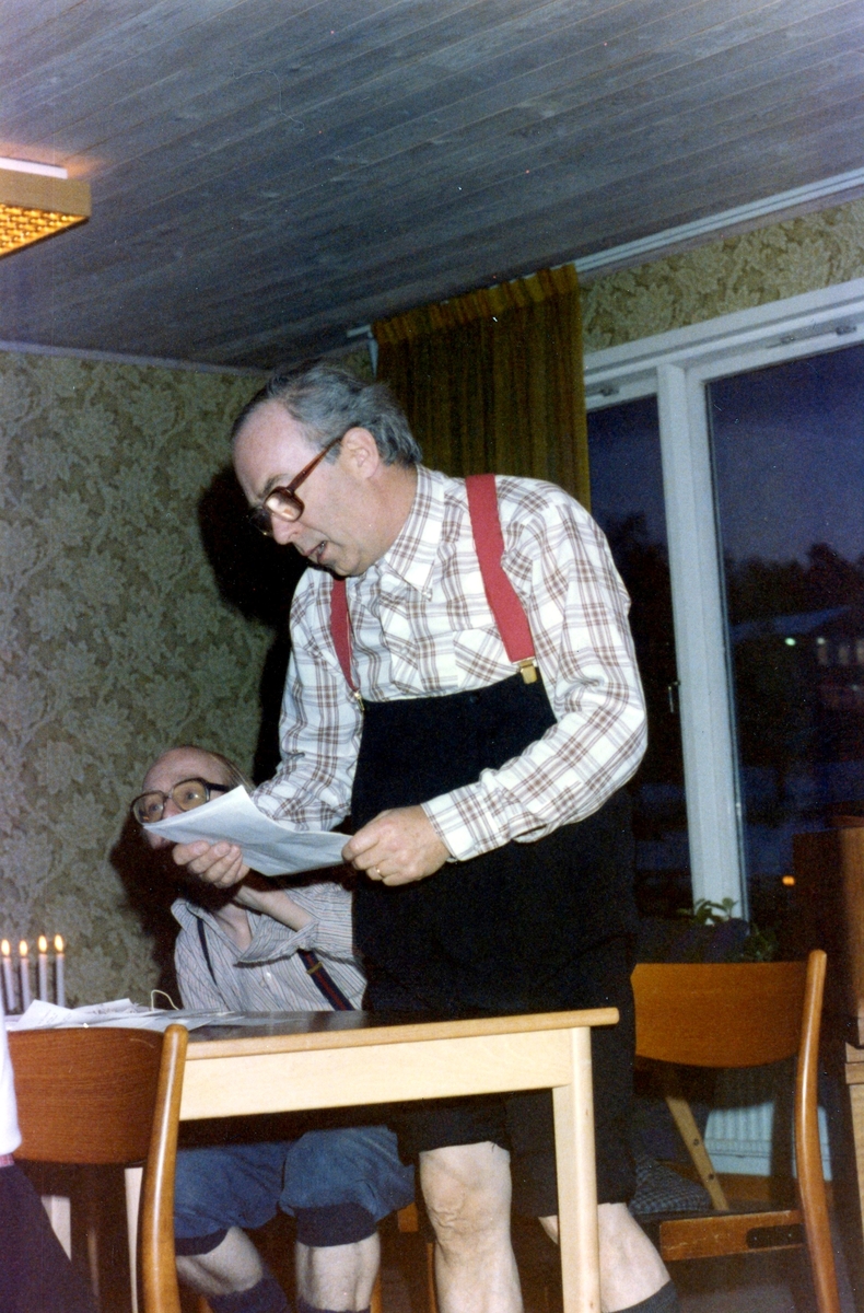Luciafirande tillsammans med Mölndals Samfällighet i församlingshemmet på Våmmedalsvägen 16, 1970-tal.
"Ruskaby Skola-pjäs" där sittande är diakon Anders Bohlin och stående är kyrkoherden i Kållered, Gustaf Lindman (klädd i röda hängslen).