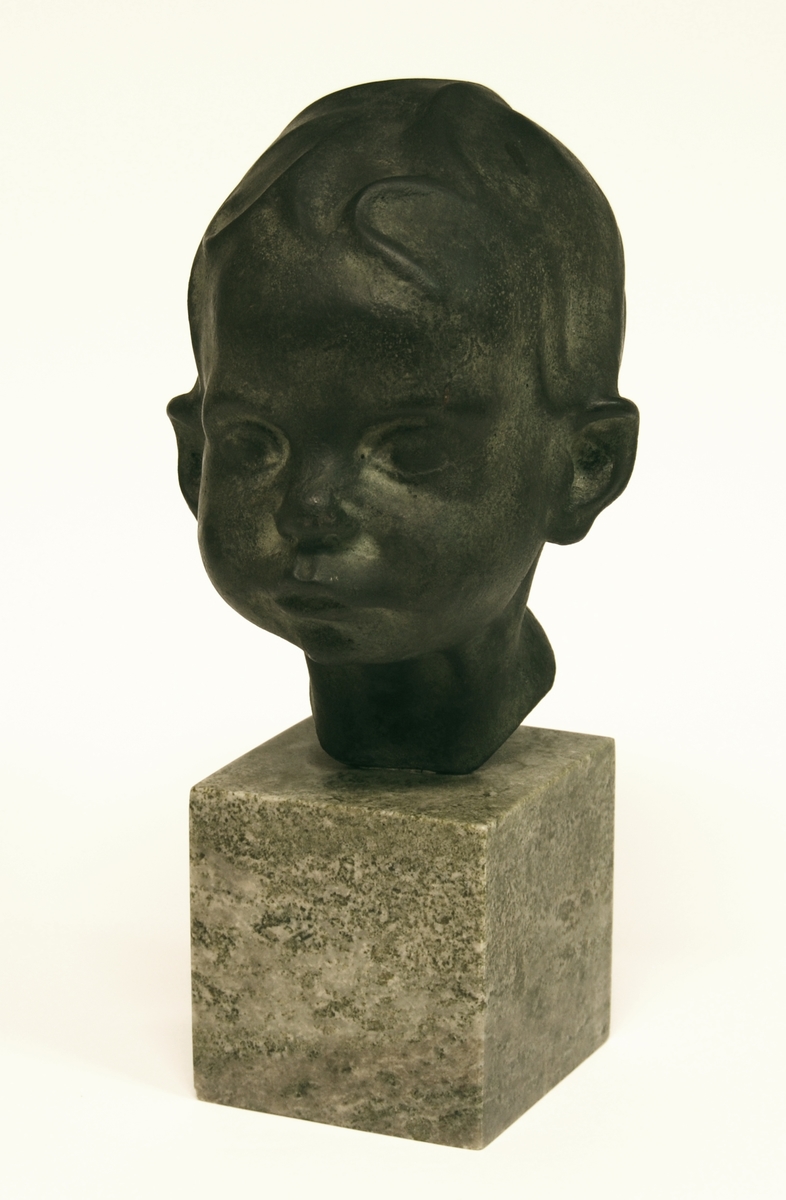 Skulptur, brons, "Italiensk gatpojke" av Gösta Almgren. Sign. Gösta Almgren 1934.