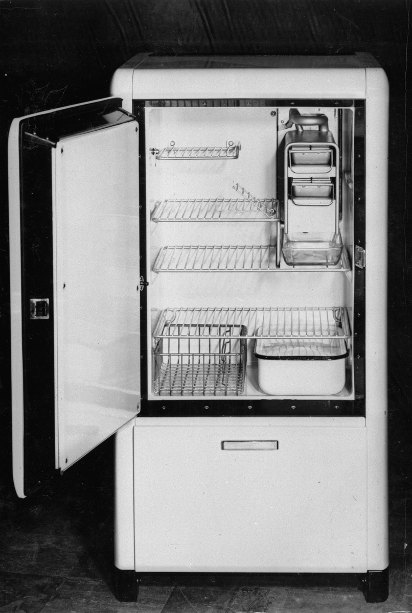 3 kbft kylskåp (L 303) ersätter L 300. Interiör. I produktion 1950.