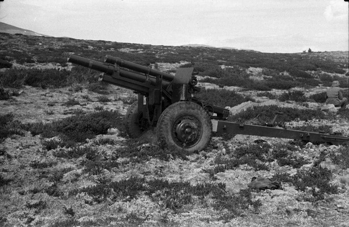 Avfotografert bilde av kanonstilling i fjellterreng. Trolig fra skytefeltet på Hjerkinn.