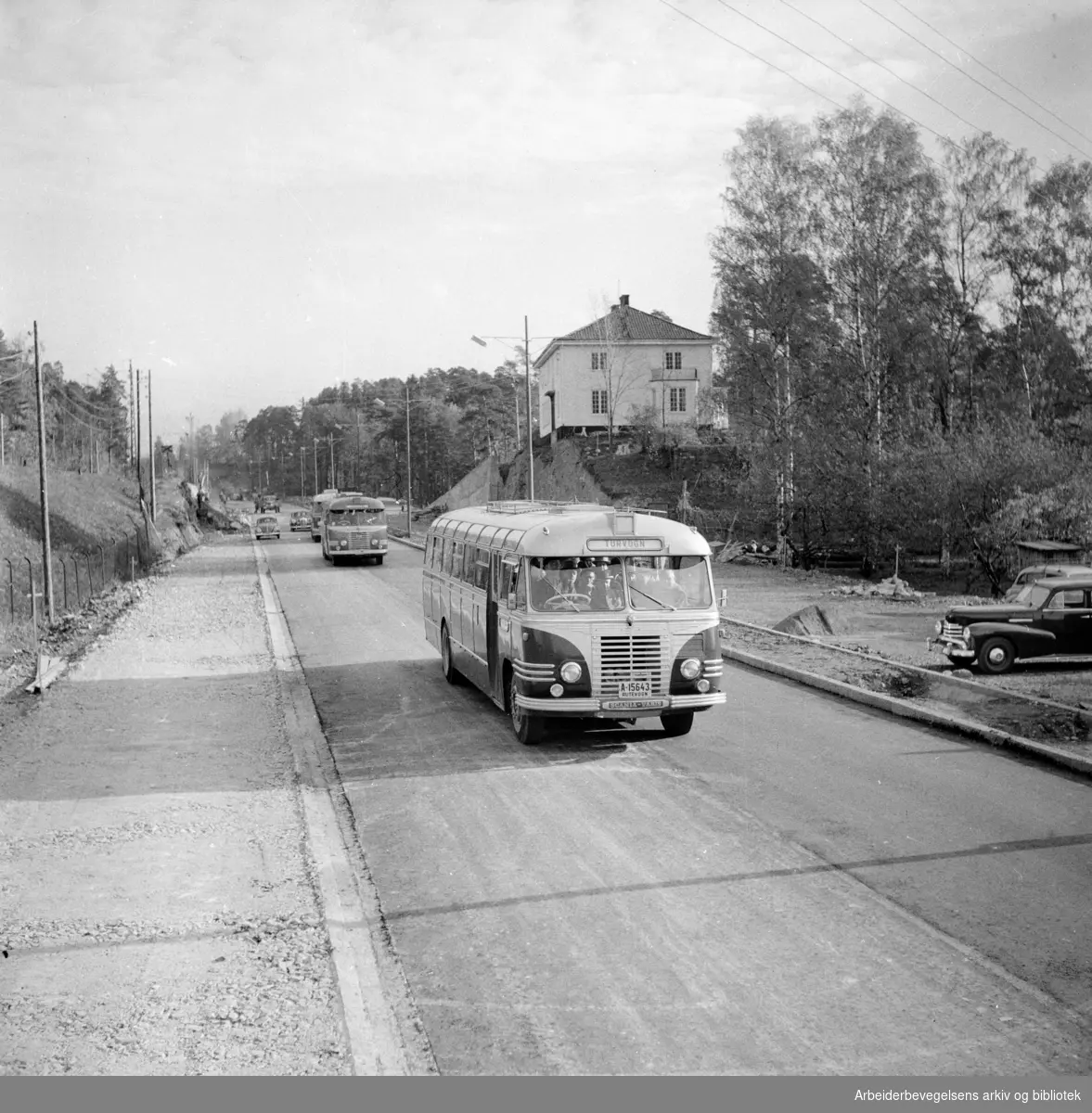 Drammensveien, ved Lysaker. Veien forbi "dødssvingen" åpnet. Oktober 1956